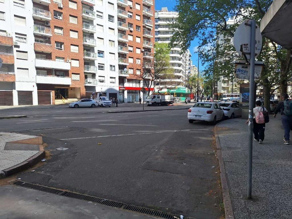 EXCELENTE UBICACIÓN! 8 de Octubre y 18 de Julio!!!
