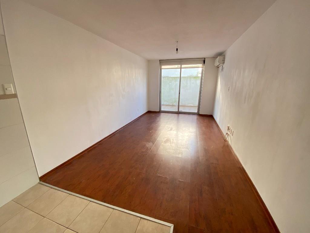 VENTA MONO CON PATIO Y GGE EN TRES CRUCES ! C/RENTA