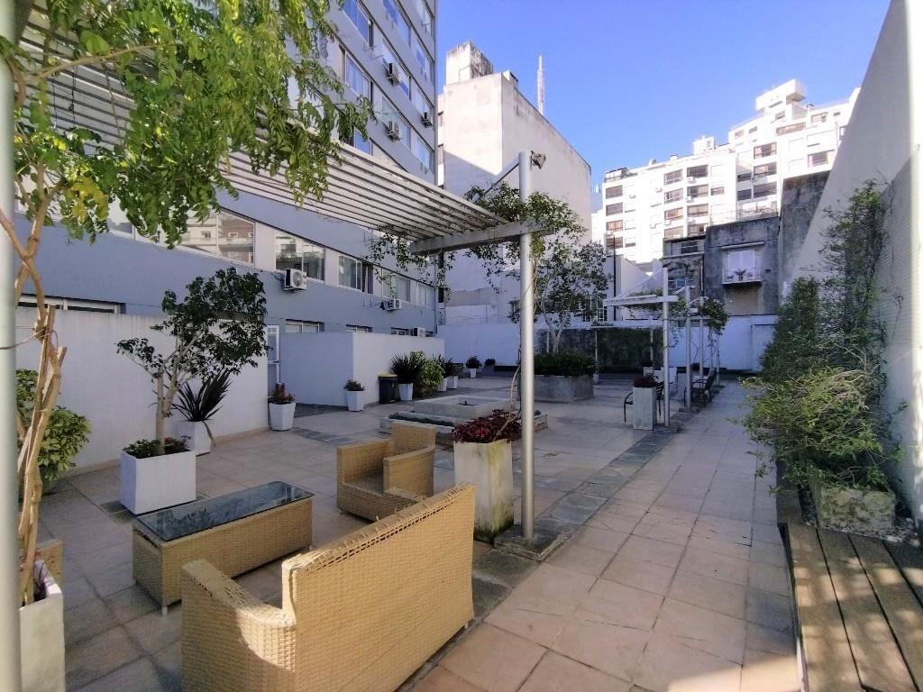 VENTA MONO CON PATIO Y GGE EN TRES CRUCES ! C/RENTA