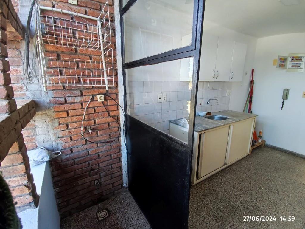 Se alquila apto en Complejo,Calle Londres, Pérez Castellano