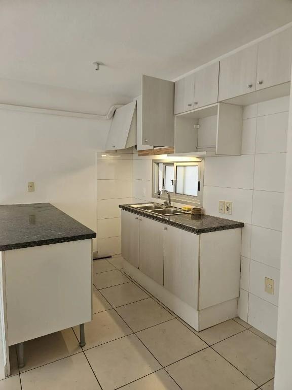 1 dormitorio, g.c $3.000, barbacoa. Impecable estado