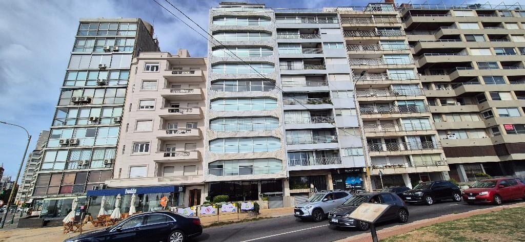 VENTA PENTHOUSE PISO 10 EN POCITOS AV.BRASIL 3 DORMITORIOS