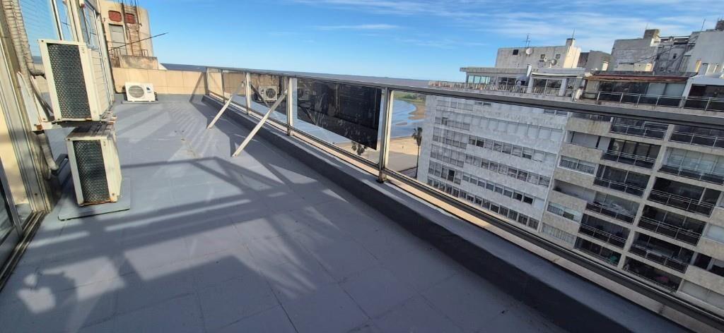 VENTA PENTHOUSE PISO 10 EN POCITOS AV.BRASIL 3 DORMITORIOS