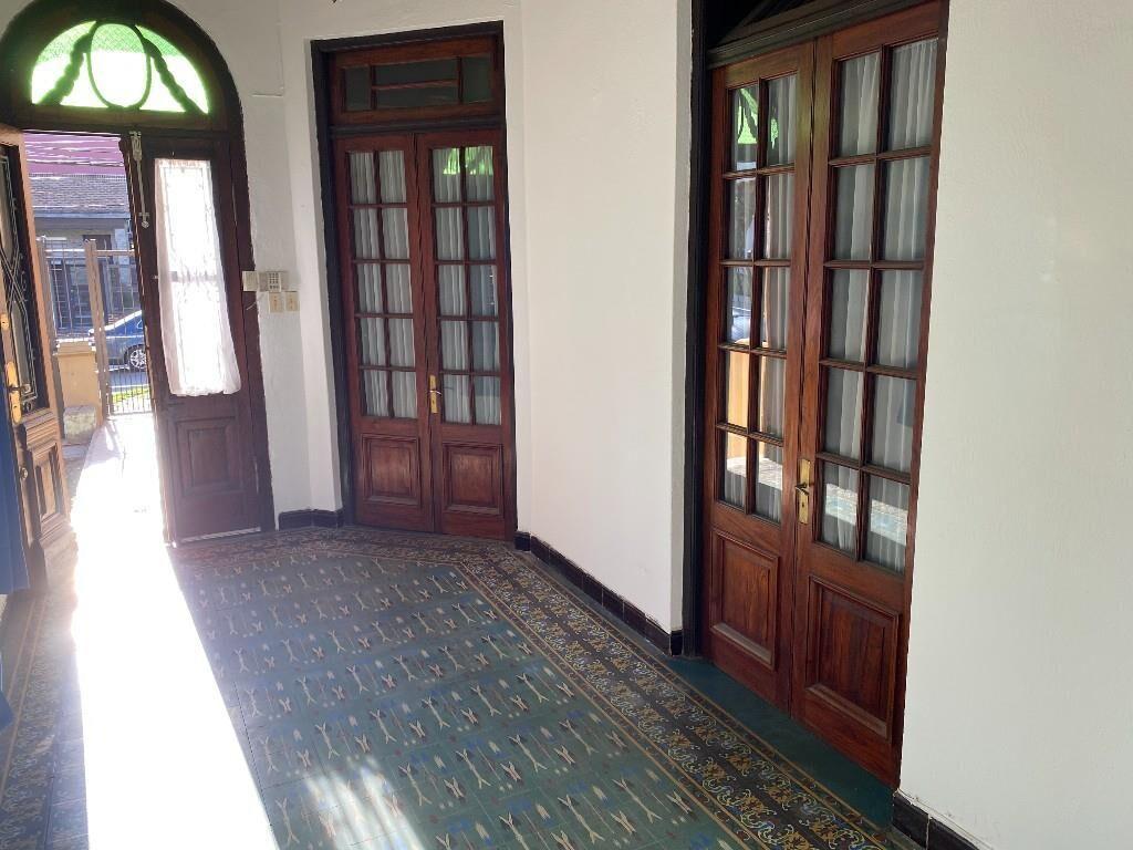 VENTA CASA MALVIN DE ESTILO AMPLIO JARDIN Y FONDO CON RENTA