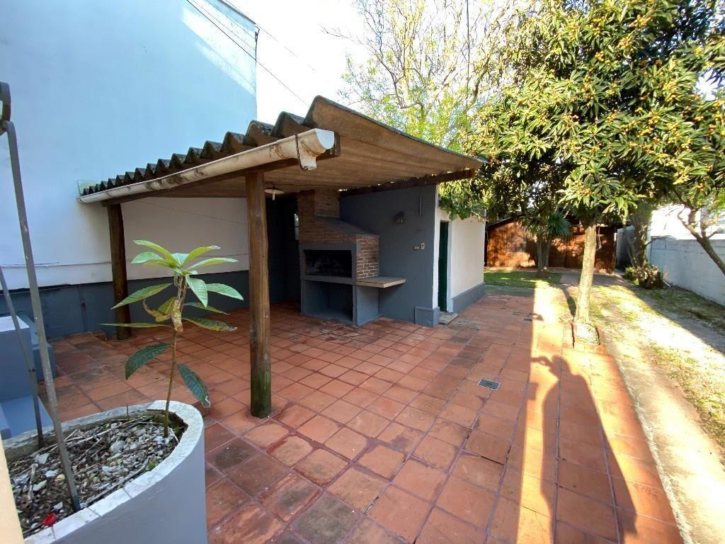 VENTA CASA MALVIN DE ESTILO AMPLIO JARDIN Y FONDO CON RENTA
