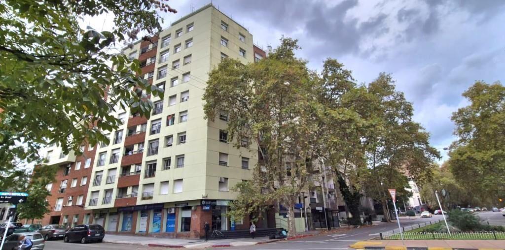 Venta Apartamento EN POCITOS AL FRENTE con gran patio