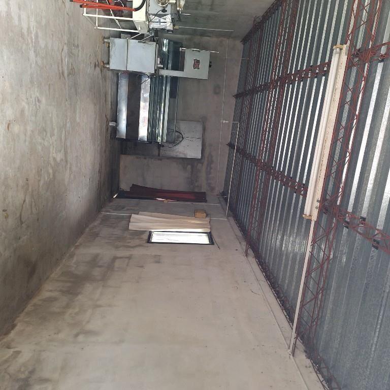 Local comercial con cámara de frío + galpón en esquina | Car