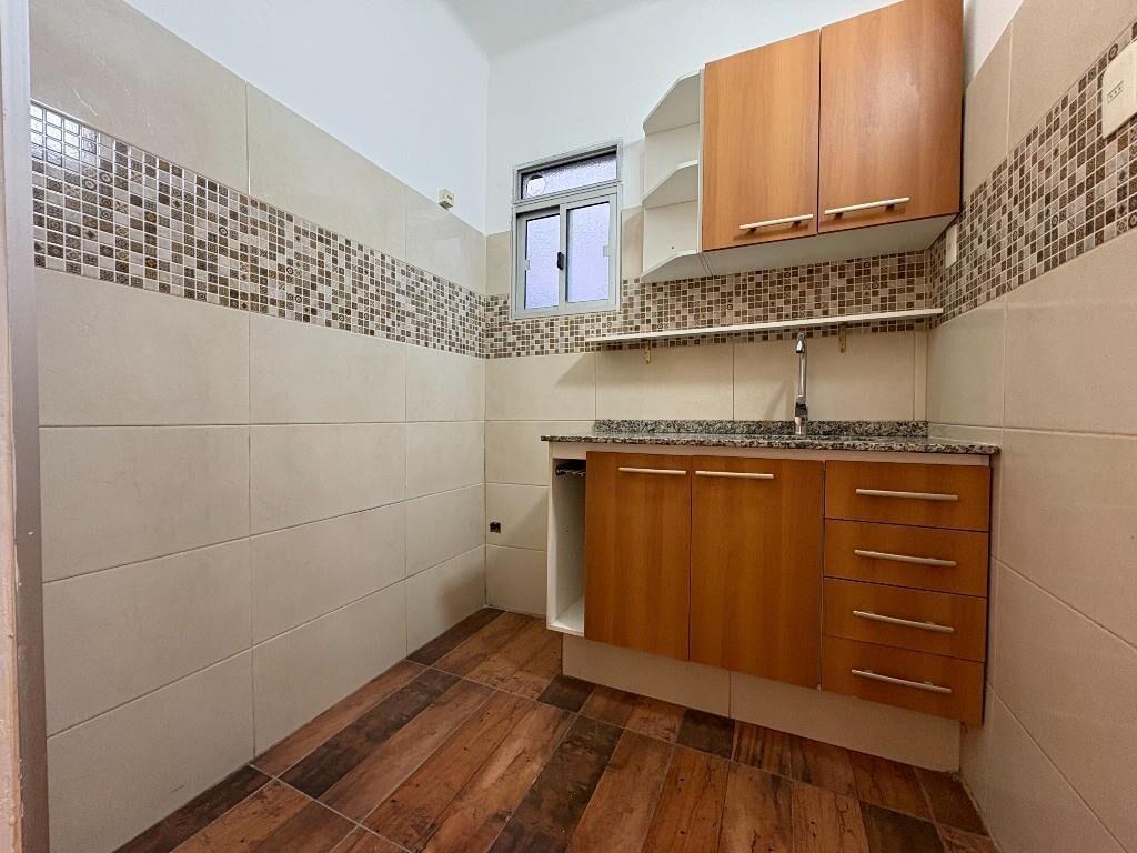 ALQUILE APTO DE 1 DORMITORIO CON COCINA DEFINIDA EN CENTRO