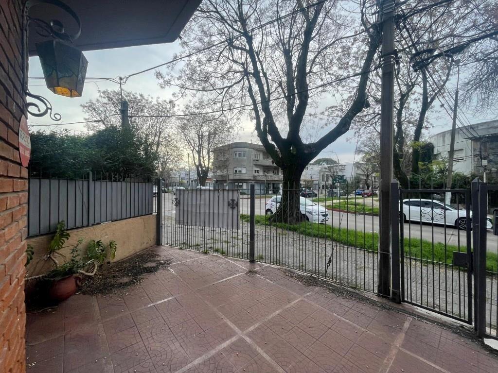 PARQUE BATLLE. VENDE CASA PADRON UNICO, 3 DORM, GARAGE, BCOA