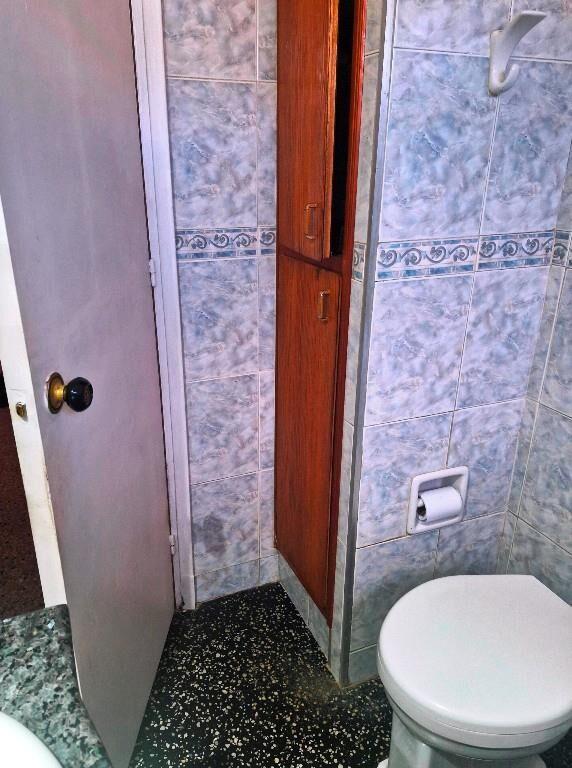DUEÑO VENDE CASA EXCELENTE CON GRAN FONDO CON FRUTALES