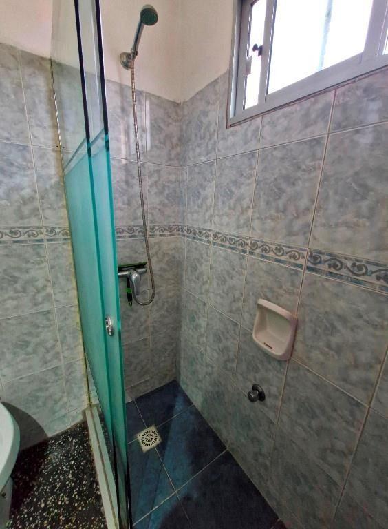 DUEÑO VENDE CASA EXCELENTE CON GRAN FONDO CON FRUTALES
