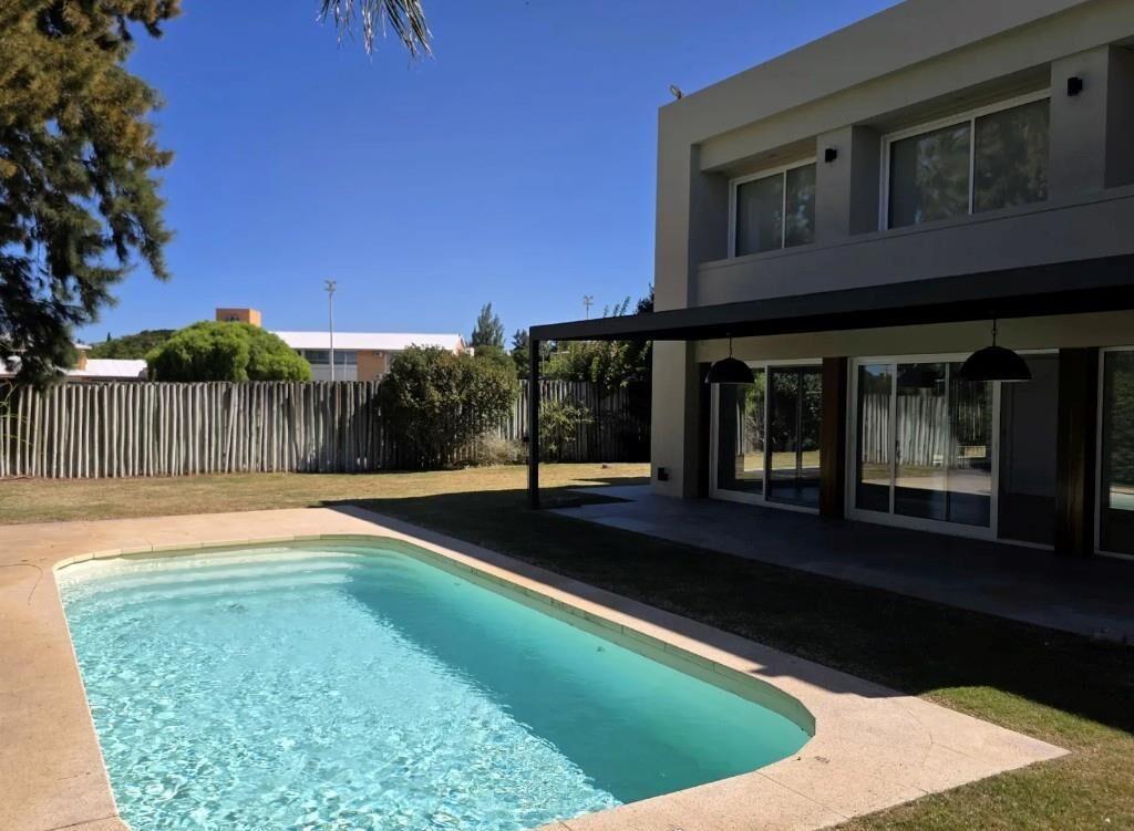 Casa Moderna en barrio los Olivos