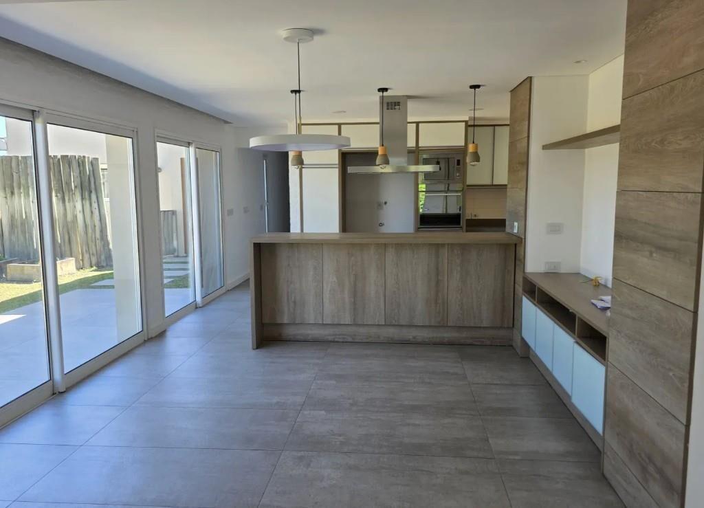 Casa Moderna en barrio los Olivos