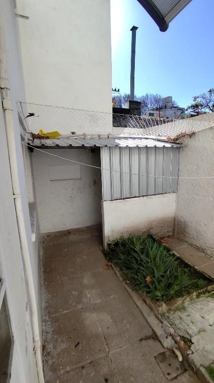 Apto impecable, 1 dormitorio, patio 20m2, gastos bajos 1900