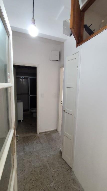 Apto impecable, 1 dormitorio, patio 20m2, gastos bajos 1900