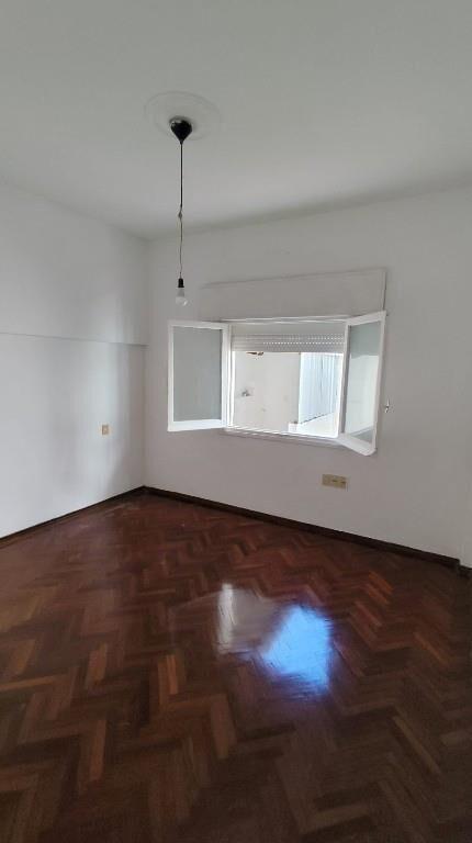 Apto impecable, 1 dormitorio, patio 20m2, gastos bajos 1900