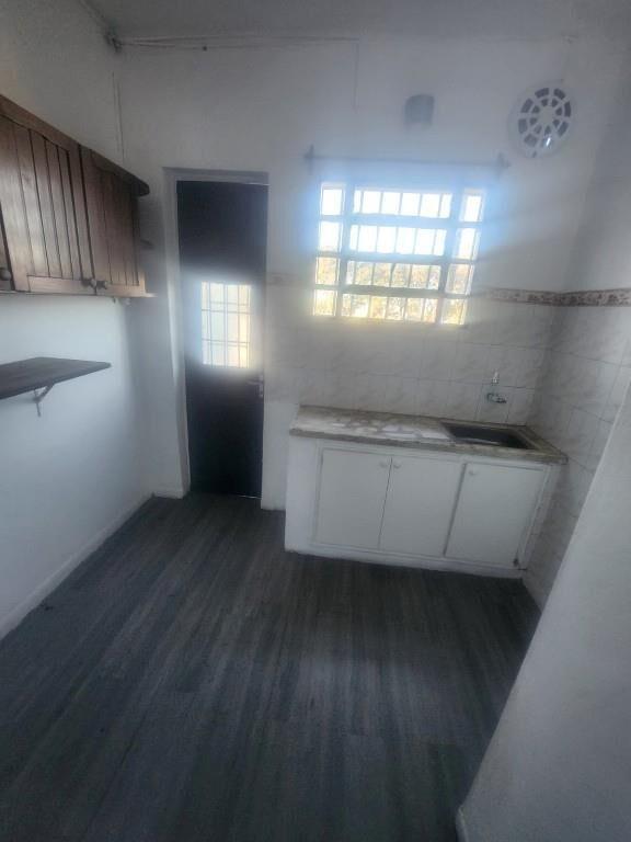 Casa al frente con entrada independiente 1 dormitorio