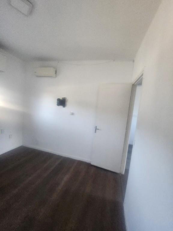 Casa al frente con entrada independiente 1 dormitorio