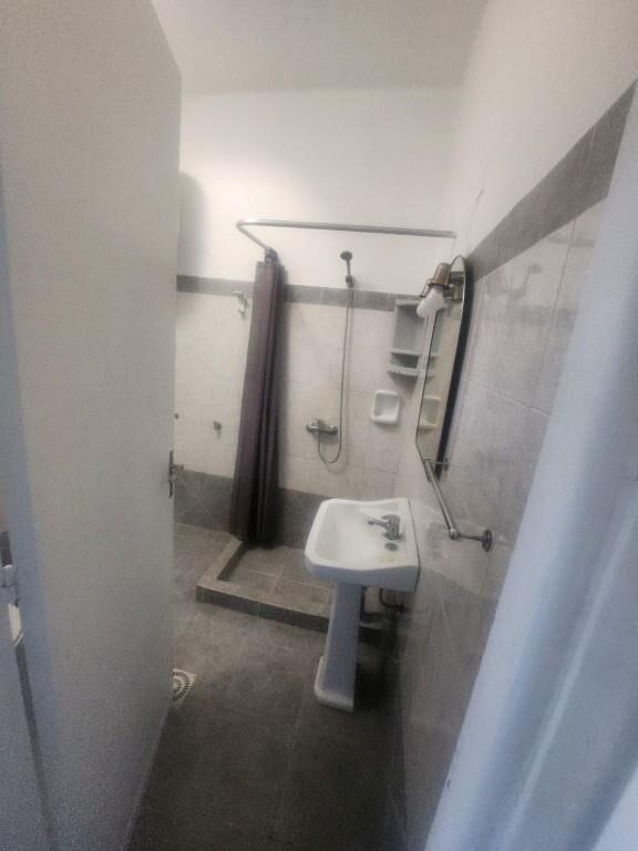 Casa al frente con entrada independiente 1 dormitorio
