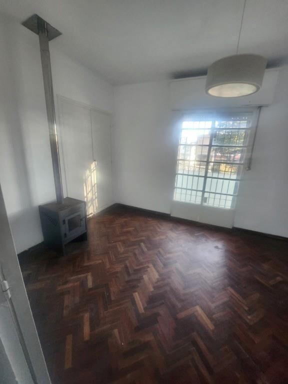 Casa al frente con entrada independiente 1 dormitorio