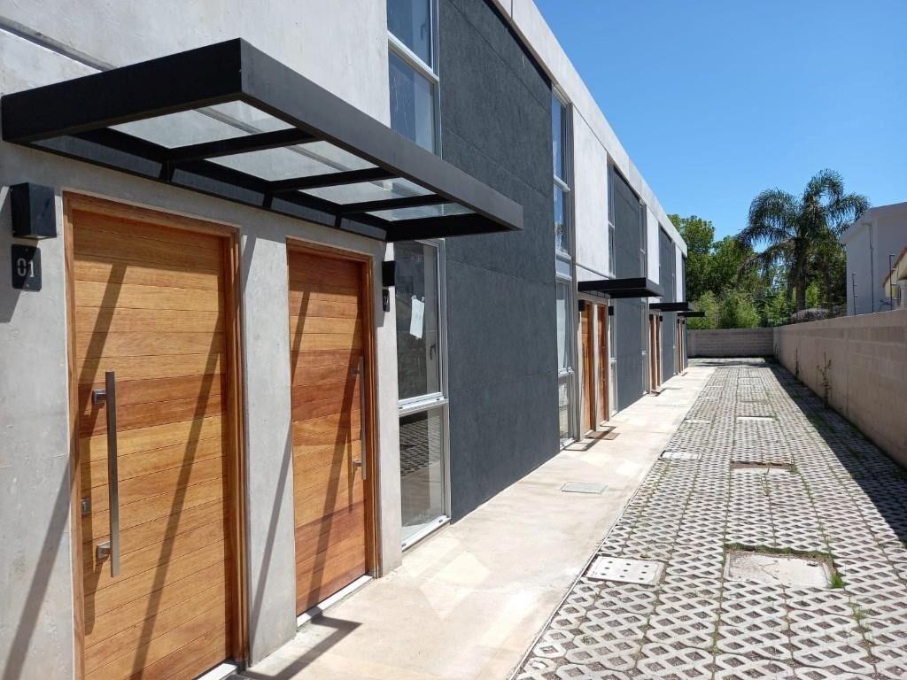 Venta Casa con Renta en Complejo Cerrado con Patio y Cochera