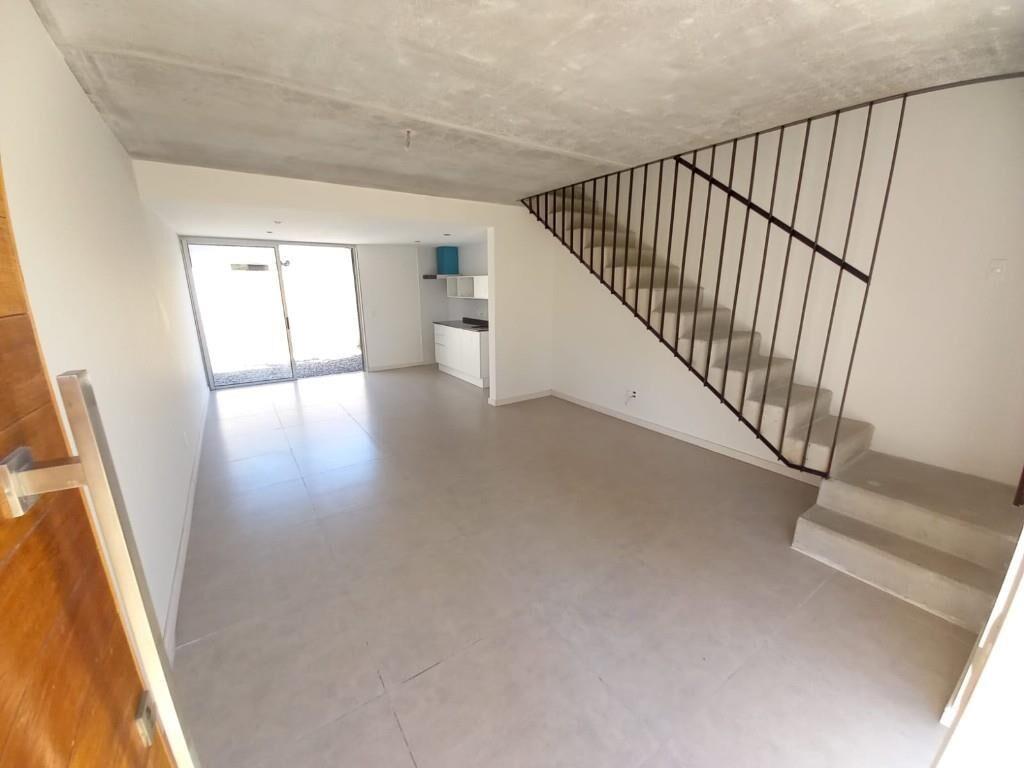 Venta Casa con Renta en Complejo Cerrado con Patio y Cochera