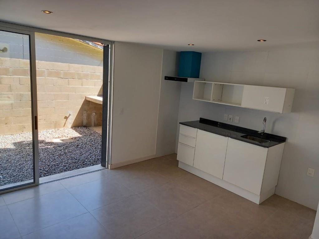 Venta Casa con Renta en Complejo Cerrado con Patio y Cochera