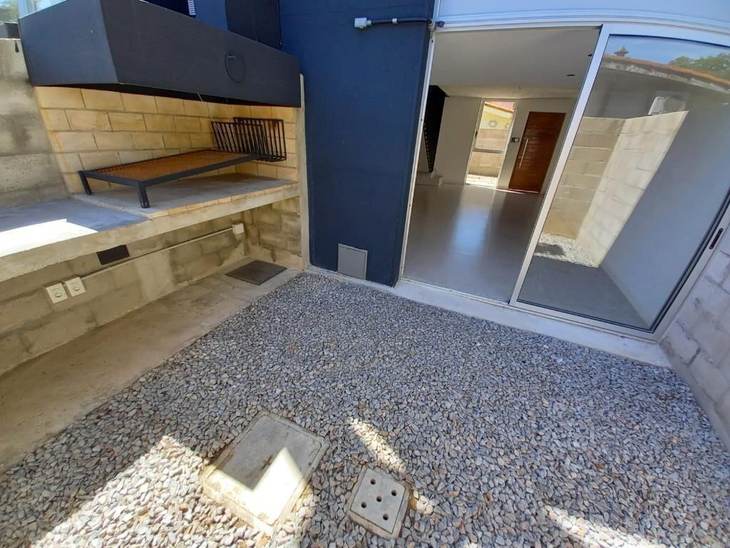 Venta Casa con Renta en Complejo Cerrado con Patio y Cochera