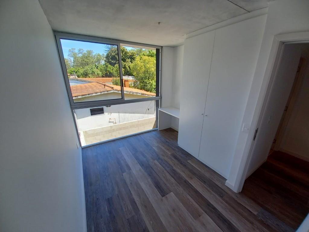 Venta Casa con Renta en Complejo Cerrado con Patio y Cochera