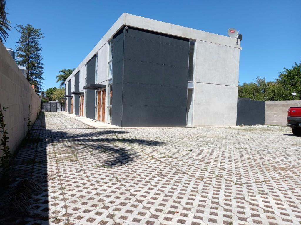 Venta Casa con Renta en Complejo Cerrado con Patio y Cochera