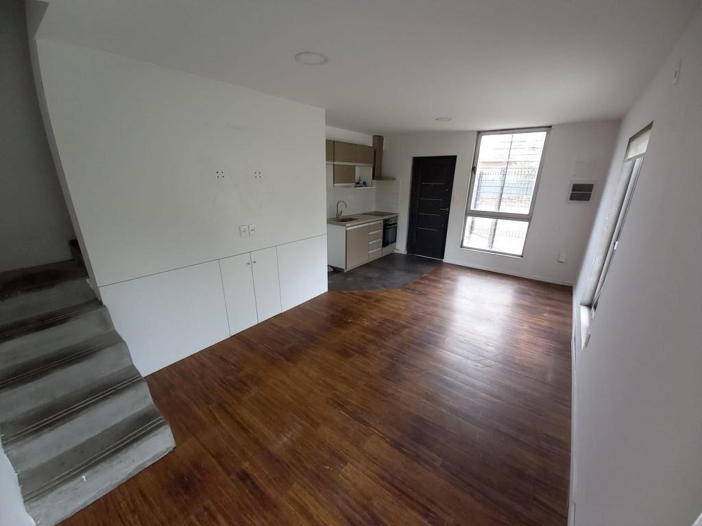 Venta Casa con Renta. Duplex, patio al frente con Cochera