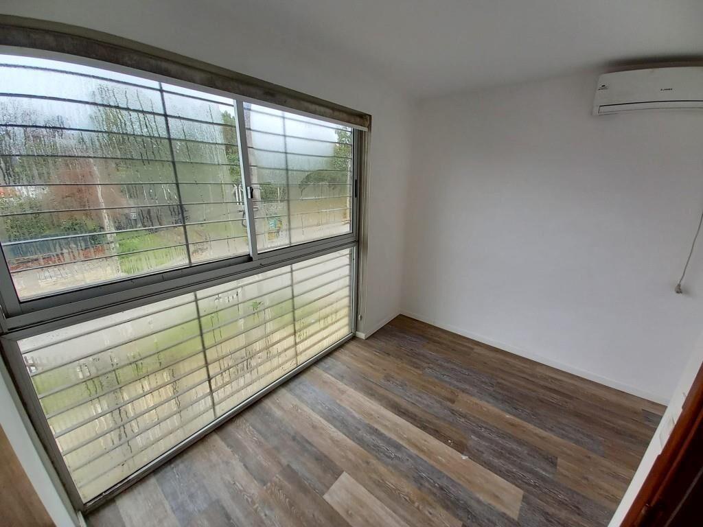 Venta Casa con Renta. Duplex, patio al frente con Cochera