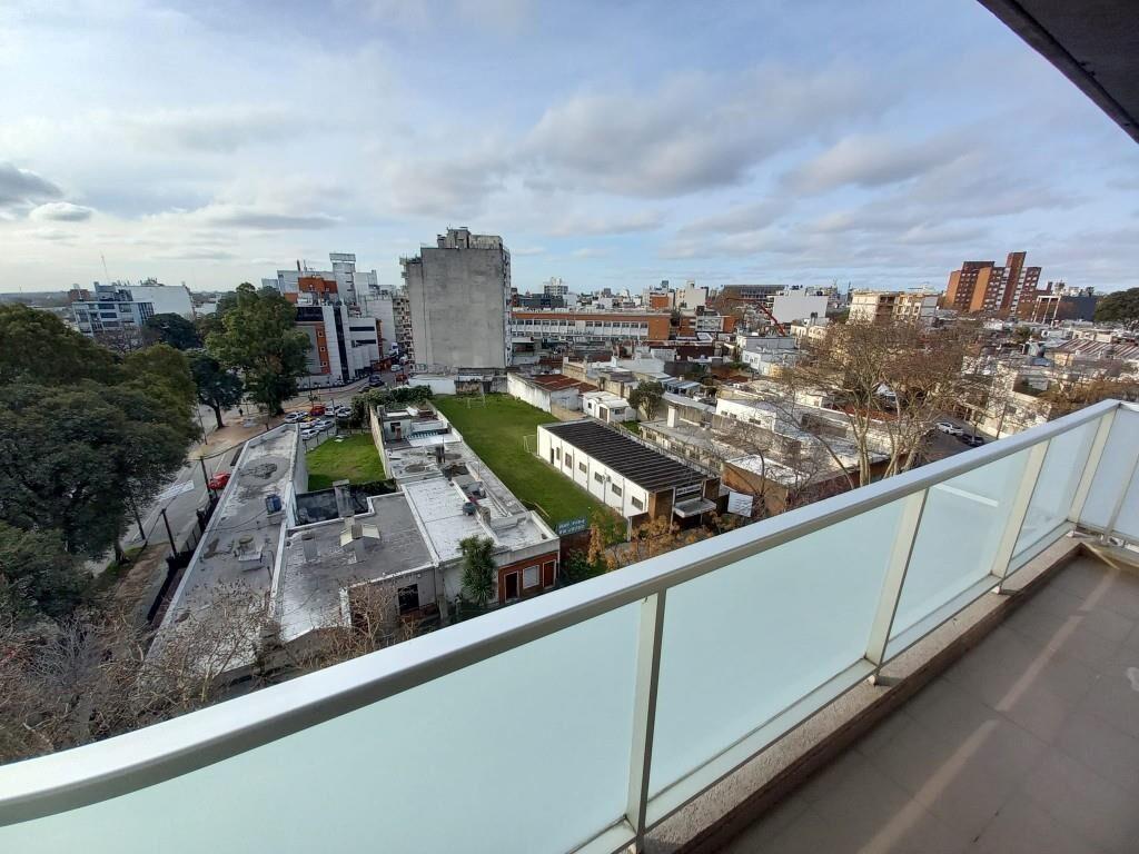 Alquilo Apto. 1 dorm. Piso Alto con amplia Terraza y Garaje