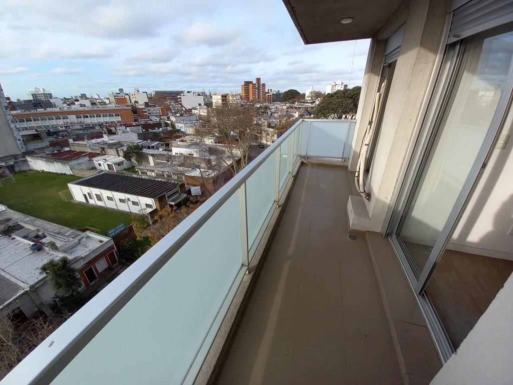 Alquilo Apto. 1 dorm. Piso Alto con amplia Terraza y Garaje