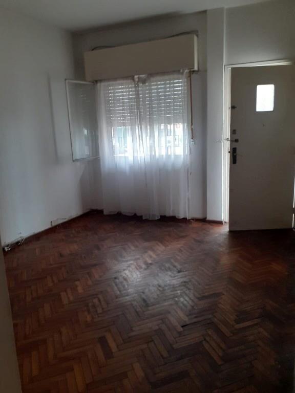 Se alquila Tipo casa, Buceo calle Ramos 1 dorm 1 baño,Patio