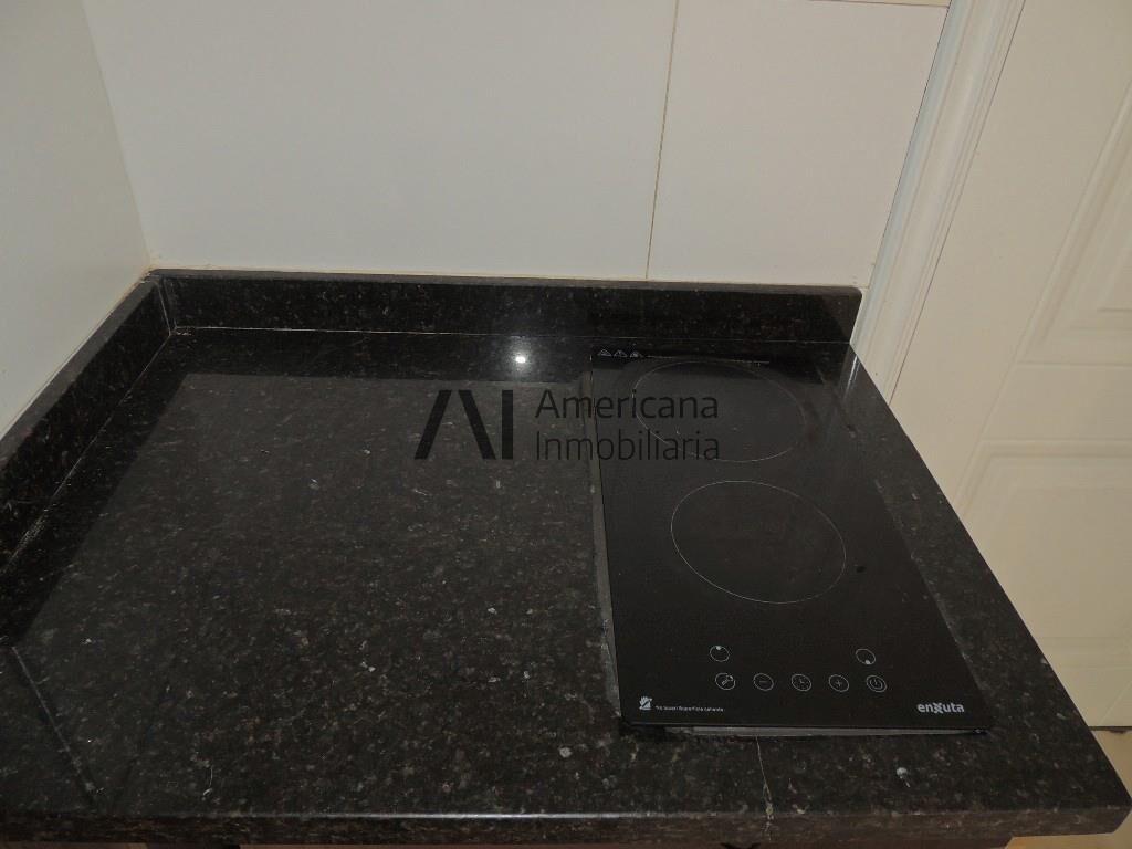 Alquiler monoambiente con garaje en Pocitos.-