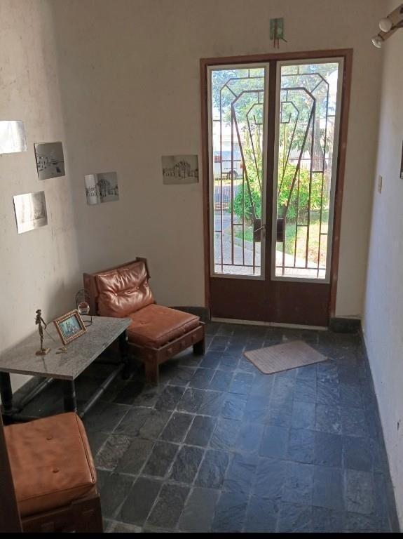 Hermosa Casa con Gran Potencial. Jardin. Fondo. Cocheras
