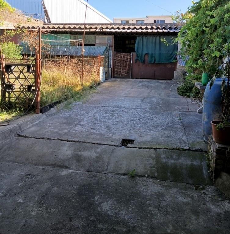 Hermosa Casa con Gran Potencial. Jardin. Fondo. Cocheras