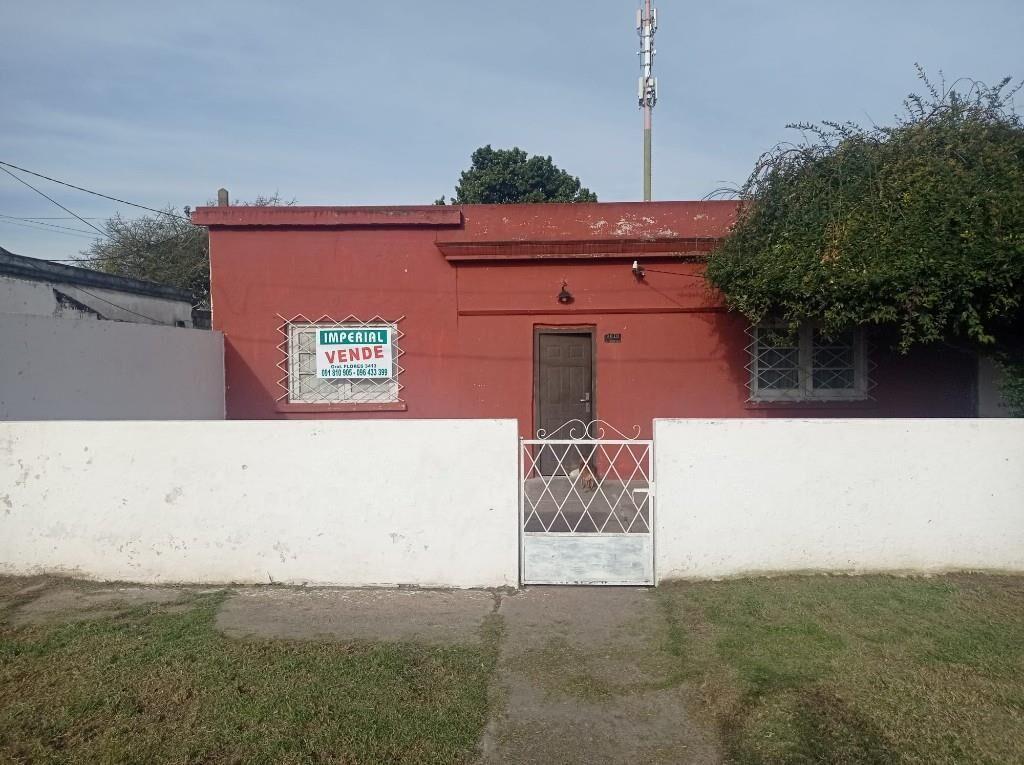 IMPERIAL VENDE..P/UNICO  CASA 2 DORM. Y DOS APTOS DE 1 DORM.