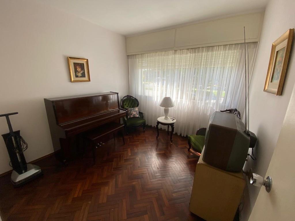De Categoría! Gran Chalet Con Fondo Verde.