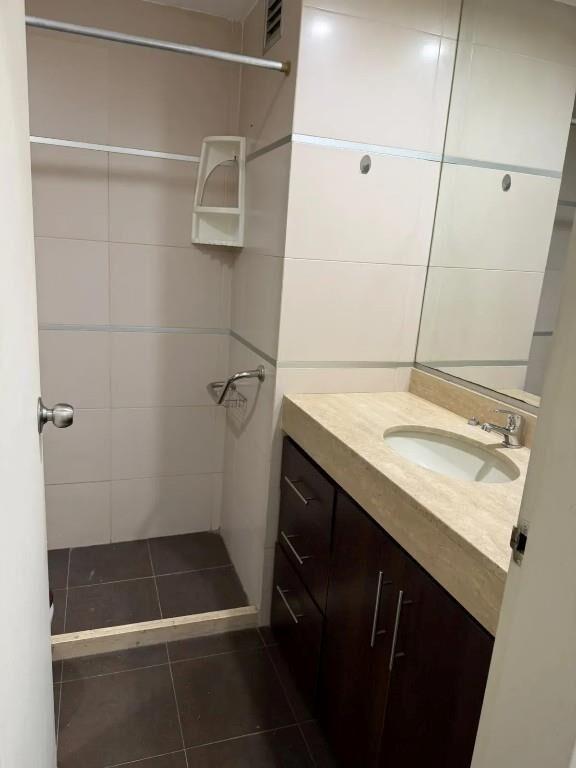 2 dormitorios con cochera incluída, edf con gym, piscina