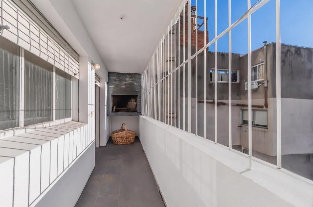 POCITOS 3 DORMITORIOS Y SERVICIO CON TERRAZA CON PARRILLERO