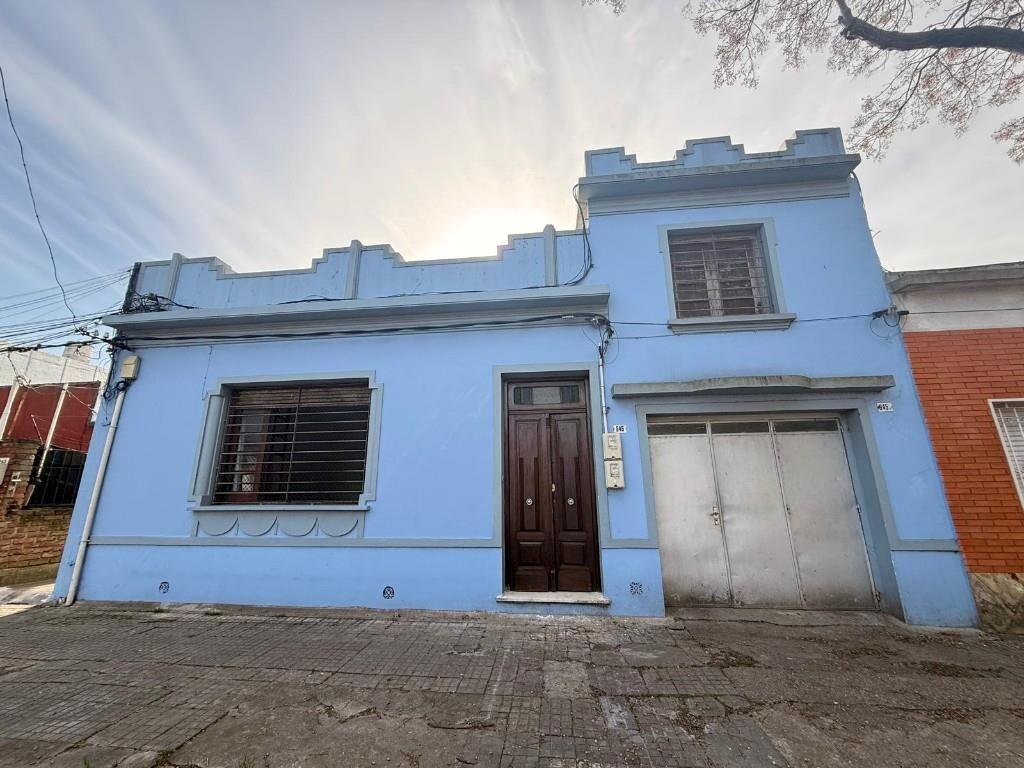 Casa al frente 2 dorm, garaje y fondo!
