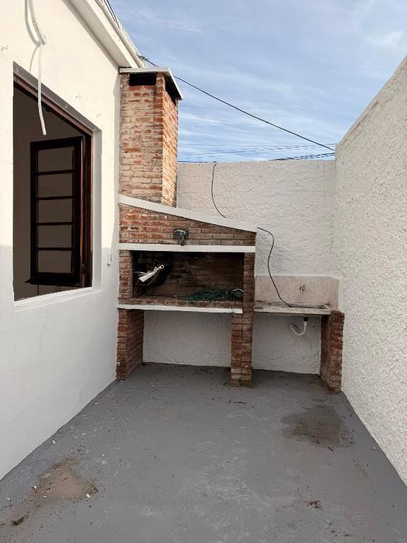 Casa al frente 2 dorm, garaje y fondo!