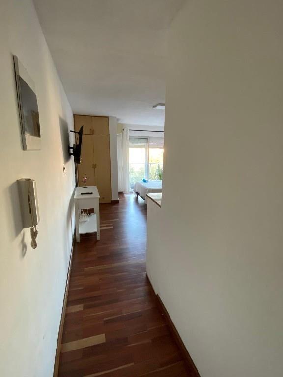 ALQUILER MONOAMBIENTE CON BALCÓN - CENTRO | EQUIPADO