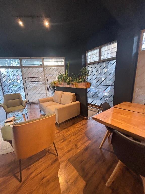 Venta de Vinacoteca en Local esquina en Cordón sur