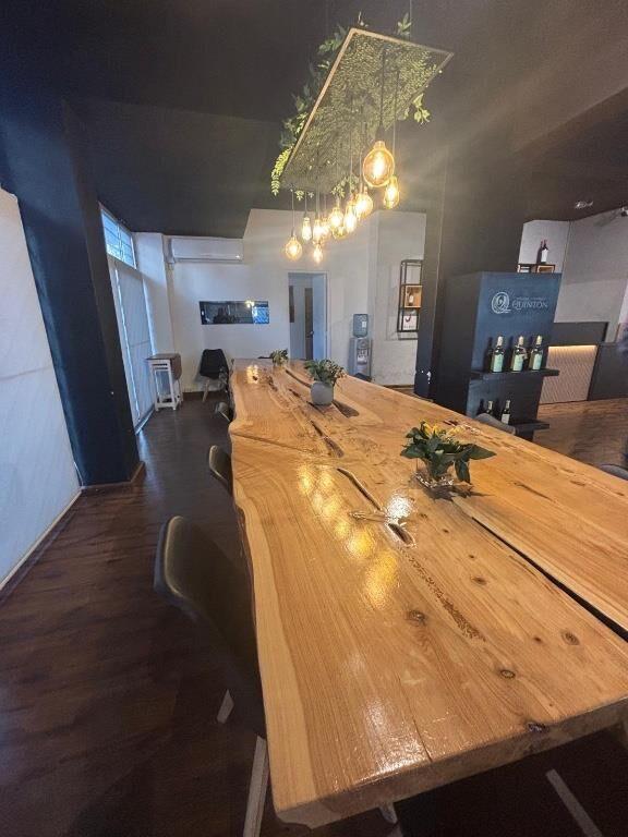Venta de Vinacoteca en Local esquina en Cordón sur