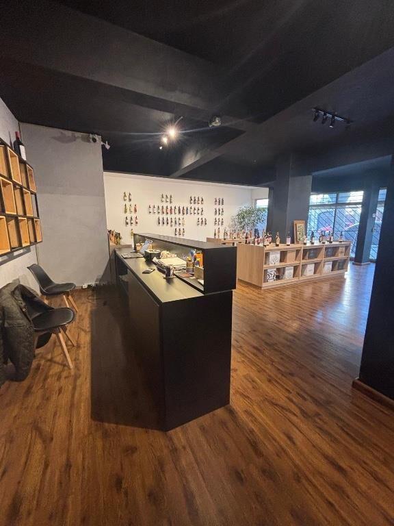 Venta de Vinacoteca en Local esquina en Cordón sur