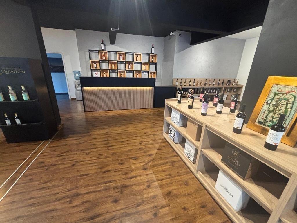 Venta de Vinacoteca en Local esquina en Cordón sur