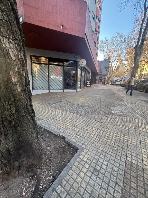 Venta de Vinacoteca en Local esquina en Cordón sur